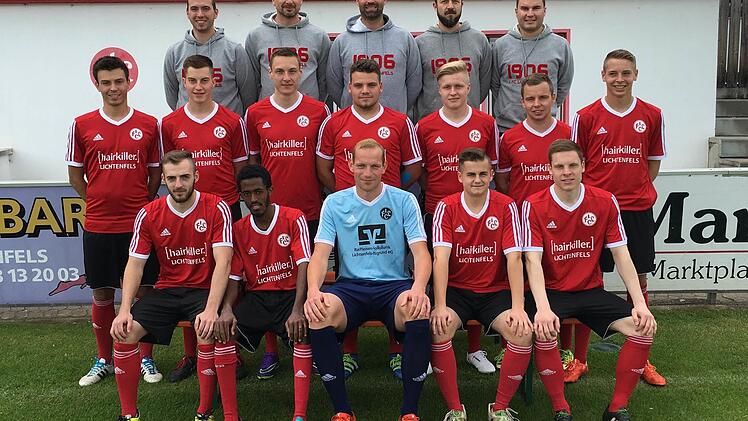 Die Zugänge des FC Lichtenfels mit (vorne, v. l.) Steve Murmurachi, Safar Ormerdin (beide eigene Jugend), Hannes Köster (Meeder), Edgar Wagner (eigene Jugend), Markus Mex (Frohnlach) sowie (Mitte, v. l.) Stefan Dietz (Frohnlach), Armin Hatzold, Simon Steinmetz, Felix Rauchhaus (alle eigene Jugend), Christoph Mohr (FCE Bamberg), Johannes Bornschlegel (Siedlung Lichtenfels), Lukasz Jankowiak (eigene Jugend) und (hinten, v. l.) Heiko Konrad (Trainer zweite Mannschaft), Christian Goller, Alex Gra...
