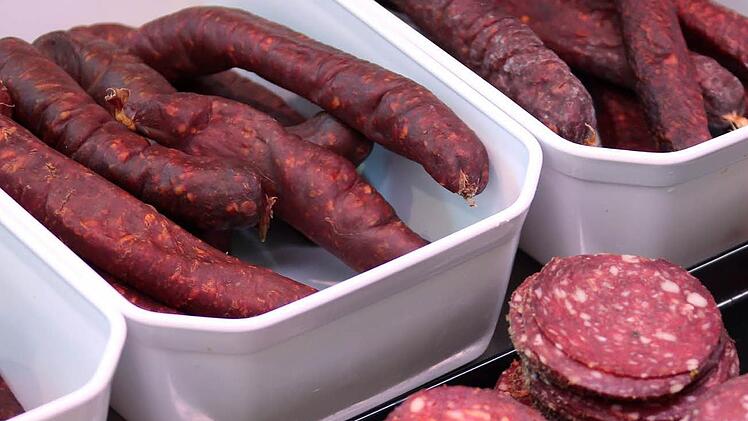 In Wurst wurden Listerien-Bakterien gefunden. Nun darf die Metzgerei in Haßfurt in Unterfranken erst einmal nicht mehr produzieren. Symbolbild: Stephan Jansen/dpa