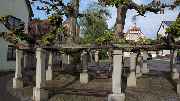An der Linde in Ottendorf hat der Bauhof der Gemeinde Gädheim neue Sitzbänke installiert.