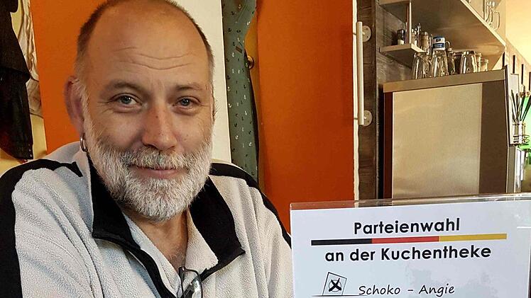 Klaus Römmelt mit der Anweisung für den Wahl-O-Mat Richard Sänger