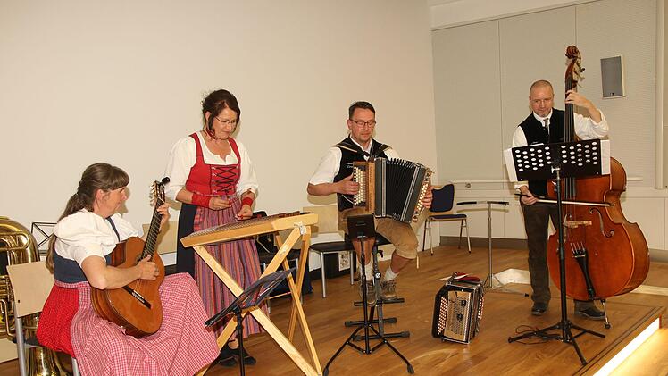 Die vier Musikanten der  Oberpfälzer Grenzganzmusik, mit Gitarre, Hackbrett, Bass  und Steirischer Harmonika Foto: Michael Stelzner