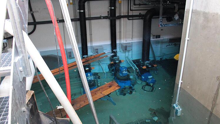 Der Keller mit der neuen  Aufbereitungstechnik  wurde  erst einmal geflutet. Das Wasser stieg bis über die Schaltkästen.  Foto: Andreas Dorsch