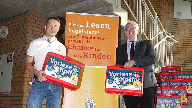 Landkreis Bamberg: Lesef&ouml;rderung unterst&uuml;tzen - Schulen erhalten B&uuml;cherspenden