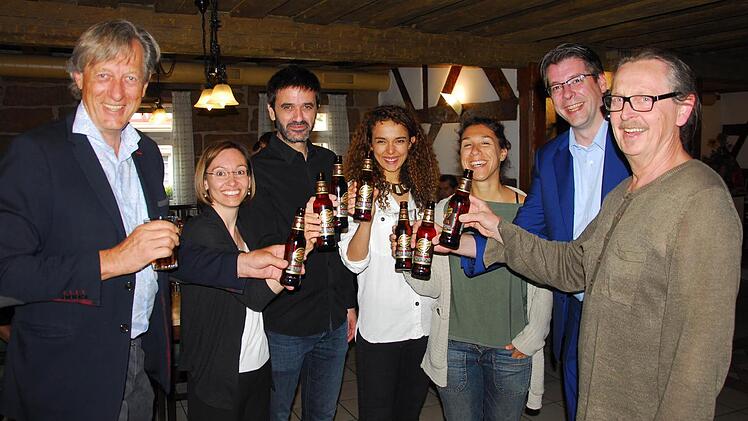 Bei der Verkostung im "Roten Ochsen" in Herzogenaurach (von links): Breun-Vertriebschef Ernst Loop, Anja Hanemann (Labor), Antonio Ortiz (Brandmanager San Miguel), Dimpel Soto, Anna Gadea (beide San Miguel), Martin Breun und Wirt Manfred Weiß.