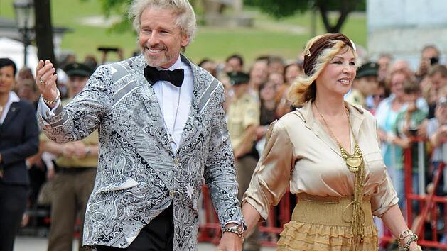 Thomas und Thea Gottschalk bei der Er&ouml;ffnung der 104. Bayreuther Festspiele in Bayreuth. Foto: Tobias Hase/dpa