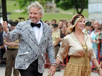 Thomas und Thea Gottschalk bei der Eröffnung der 104. Bayreuther Festspiele in Bayreuth. Foto: Tobias Hase/dpa
