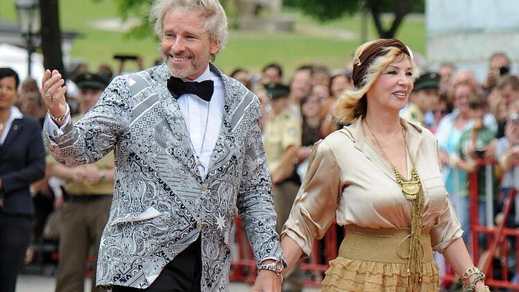 Thomas und Thea Gottschalk bei der Eröffnung der 104. Bayreuther Festspiele in Bayreuth. Foto: Tobias Hase/dpa