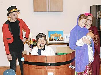 Professor Tempus in der Zeitmaschine, links Iwan, dahinter Scrooge, rechts Maria und Josef Foto: Johanna Blum