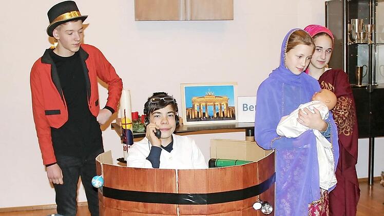 Professor Tempus in der Zeitmaschine, links Iwan, dahinter Scrooge, rechts Maria und Josef Foto: Johanna Blum