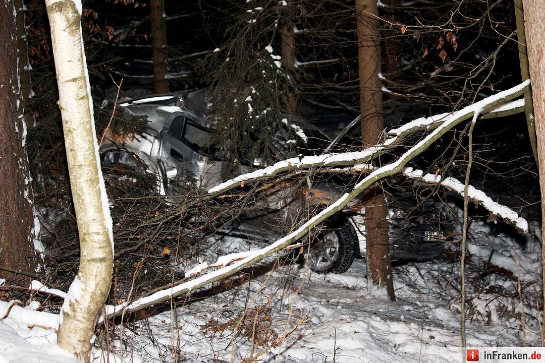 Autofahrer stürzt Hang hinab - Drei Personen im Fahrzeug eingeklemmt