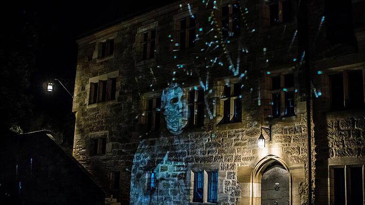 Mit einer Live-Installation beteiligt sich der Lichtkünstler Philipp Geist am Samstag an der 13. Coburger Museumsnacht. Am Donnerstag richtete er seine Installation im Hof der Veste ein (© Philipp Geist / VG Bild-Kunst Bonn 2017 ).Foto: Jochen Berger