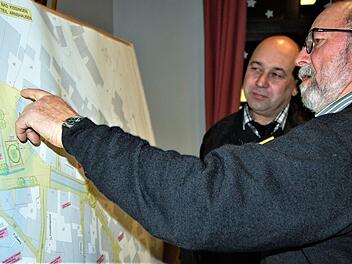 Ein Anwohner des Bad Kissinger Stadtteils Arnshausen in der Diskussion mit Architekt Johannes Hahn (Bad Kissingen).Sigismund von Dobschütz