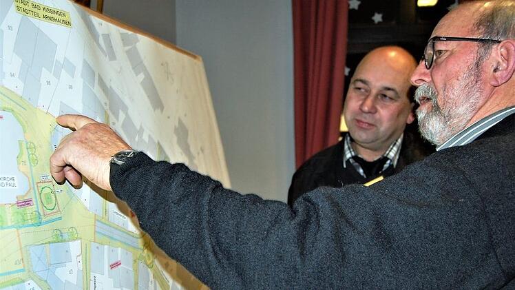 Ein Anwohner des Bad Kissinger Stadtteils Arnshausen in der Diskussion mit Architekt Johannes Hahn (Bad Kissingen).Sigismund von Dobschütz