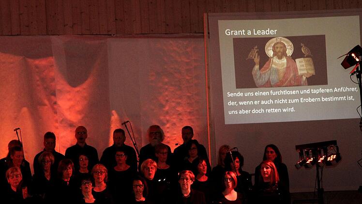 Beim Rock-Oratorium war es auf und vor der Bühne voll.  Foto: Richard Sänger