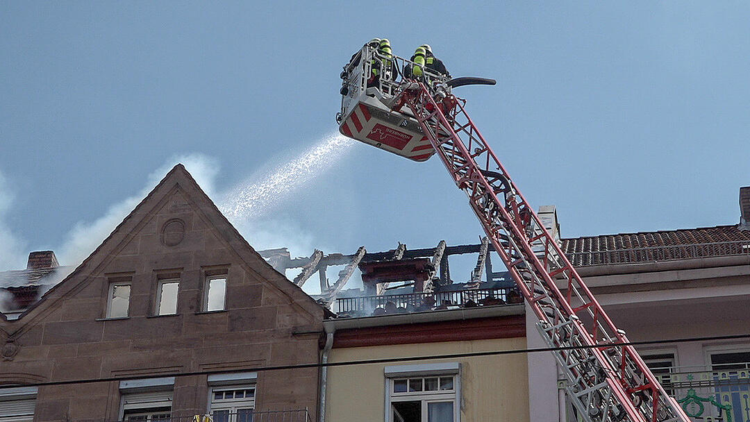 Dachstuhl eines Mehrfamilienhauses fängt Feuer