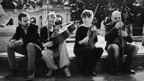 Das Kammerjazz Kollektiv  spielt am  15. September im Kloster Wechterswinkel (von links);  Daniel Stawinski, Susanne Paul, Héloise Lefebvr und Sebastian Peszko . Foto:  Dovile Sermokas,