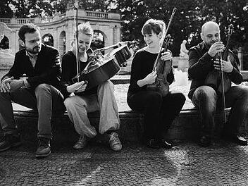 Das Kammerjazz Kollektiv  spielt am  15. September im Kloster Wechterswinkel (von links);  Daniel Stawinski, Susanne Paul, Héloise Lefebvr und Sebastian Peszko . Foto:  Dovile Sermokas,