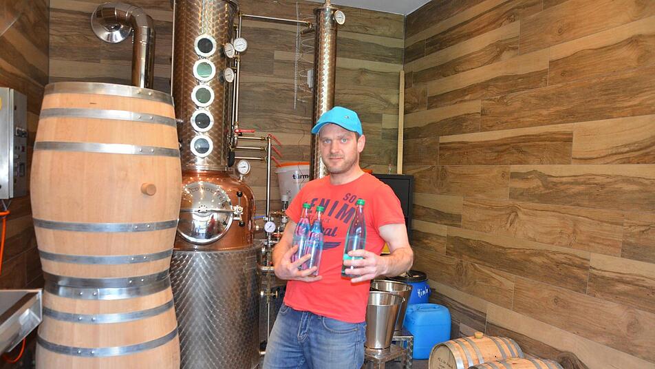 Andreas Geyer hat vor einigen Tagen schon mal probehalber gebrannt und den eingefärbten hochprozentigen Alkohol in Flaschen abgefüllt. Jetzt folgt die erste große Menge für eine Apotheke in Nürnberg und der zweite Sud kann auch bald verwertet werden. Ausgeliefert wird dann in Kanistern.  Fotos: Bernhard Panzer