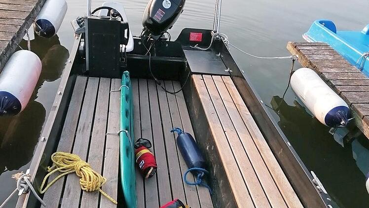 Aktuell: Das Boot der DLRG wurde verwüstet und beschädigt. Fotos: mb/dlrg/hs