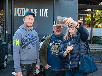 Ein letztes Selfie mit dem Schriftzug der Kultstätte in Gunzendorf, eine Erinnerung für Familie Rogner aus WingersdorfFoto: Matthias Hoch