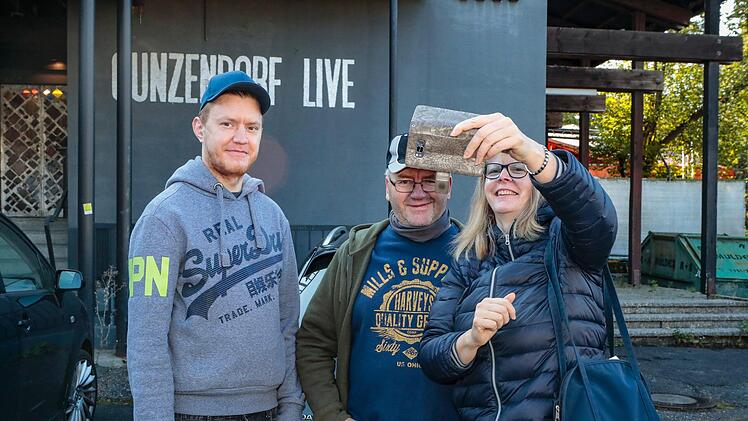 Ein letztes Selfie mit dem Schriftzug der Kultstätte in Gunzendorf, eine Erinnerung für Familie Rogner aus WingersdorfFoto: Matthias Hoch