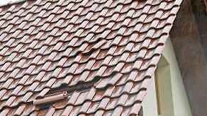 Mancherorts beschädigte der Sturm Dächer, wie hier bei einem Haus in Hutschdorf.