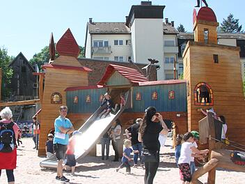 Der Burgspielplatz ist für die Kinder die große Attraktion.