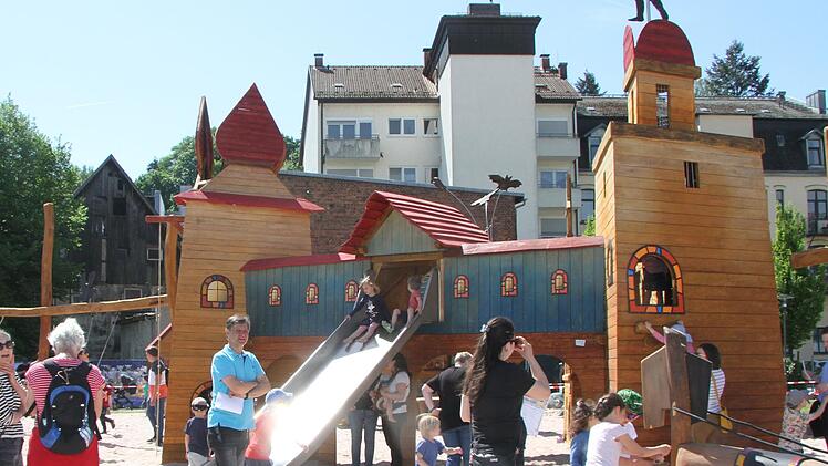 Der Burgspielplatz ist für die Kinder die große Attraktion.