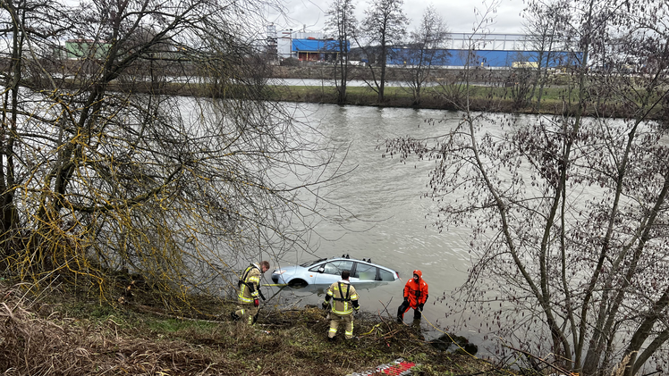 Auto in Bamberg in die Regnitz gerollt