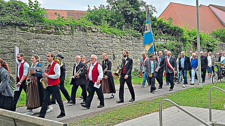 Der Festzug vom Feuerwehrhaus in den Engelgarten wird musikalisch begleitet vom Spielmannszug H&ouml;chstadt. Johanna Blum