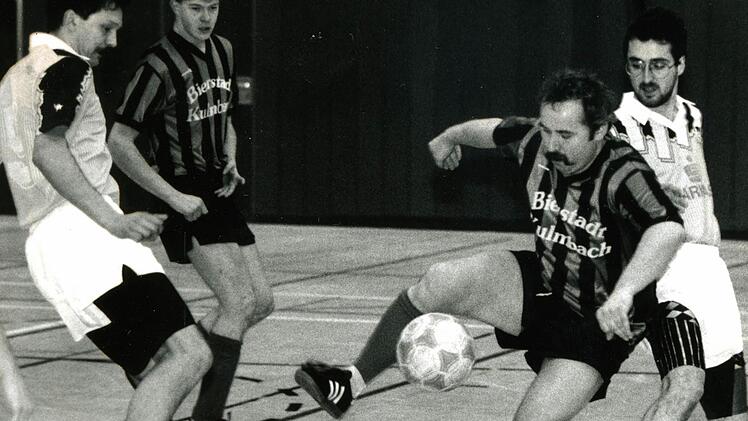 1993: Der ehemalige Bayernliga-Kicker Horst Kunert verliert mit dem ATS Kulmbach das Endspiel um den 10. Rundschau-Cup mit 1:2 gegen den VfB Kulmbach. Der Spielertrainer erzielt dabei fünf Treffer. Hier behauptet er den Ball gegen die Nullachter Volker Grüner (links) und Kai van Avondt (rechts). Hinten Thomas Bergmann.