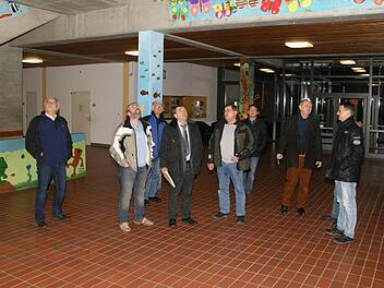 Über den Stand der energetischen Sanierung informierten sich die Rauhenebracher Gemeinderatsmitglieder am Dienstag im Schulhaus in Untersteinbach. Im Hintergrund ist der erneuerte Eingangsbereich mit Windfang zu erkennen. Unser Bild zeigt einen Teil des Ratsgremiums bei der Besichtigung. Foto: Sabine Weinbeer