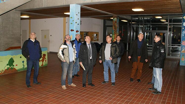 Über den Stand der energetischen Sanierung informierten sich die Rauhenebracher Gemeinderatsmitglieder am Dienstag im Schulhaus in Untersteinbach. Im Hintergrund ist der erneuerte Eingangsbereich mit Windfang zu erkennen. Unser Bild zeigt einen Teil des Ratsgremiums bei der Besichtigung. Foto: Sabine Weinbeer