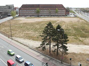 Eingerahmt von der Nägelsbach- und der Güterbahnhofstraße im Herzen Erlangens liegt das 6000 Quadratmeter große Grundstück für das neue Landratsamt. Foto: Andreas Dorsch