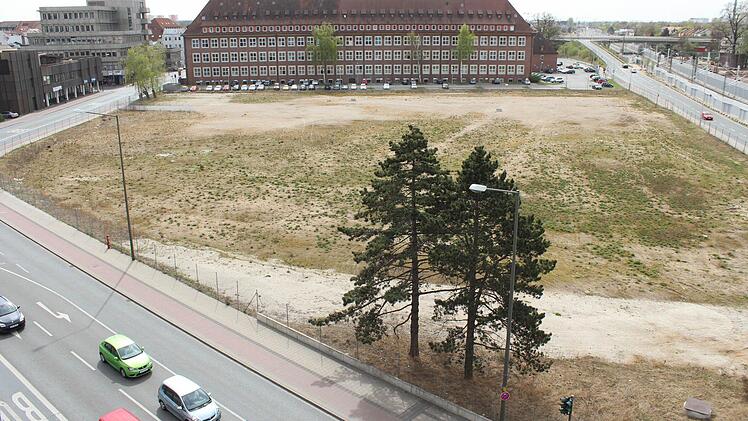 Eingerahmt von der Nägelsbach- und der Güterbahnhofstraße im Herzen Erlangens liegt das 6000 Quadratmeter große Grundstück für das neue Landratsamt. Foto: Andreas Dorsch