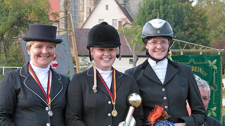 Dressur LK 4: In Sonnefeld blieben Platz eins bis drei (von links): Daniela Fenzl, Felicia Höllein,Leandra-E Schäfermeier.