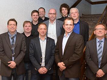 Die neue Führung des TSV Burgpreppach (von links): Holger Ratzke, Roland Neuhöfer, Daniel Schütz, Andreas Frey, Vorsitzender Michael Busch, Markus Rappelt, Moritz Busch, Michael Oßwald, Thomas Schmitt und Günther Stottele  Foto: Schmidt