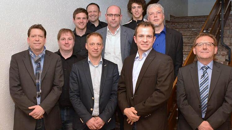 Die neue Führung des TSV Burgpreppach (von links): Holger Ratzke, Roland Neuhöfer, Daniel Schütz, Andreas Frey, Vorsitzender Michael Busch, Markus Rappelt, Moritz Busch, Michael Oßwald, Thomas Schmitt und Günther Stottele  Foto: Schmidt