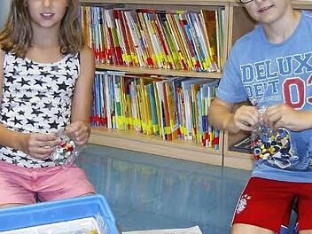 Die Grundschüler Nina Schleßmann und Marcel Gröschel beim Auspacken des Gewinns.  Foto: Petra Malbrich