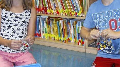 Die Grundschüler Nina Schleßmann und Marcel Gröschel beim Auspacken des Gewinns.  Foto: Petra Malbrich