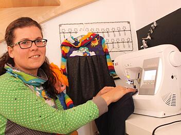 Handarbeit ist ihre große Leidenschaft: Die 35-jährige Denise Krupka-Rausch aus Zeil hat sogar einen eigenen Stoff entworfen, den sie neben anderen selbst gemachten Dingen über das Internet verkauft.  Foto: Maximilian Glas