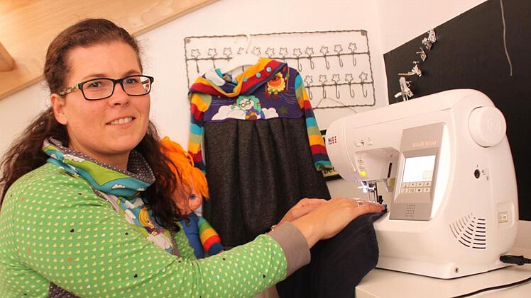 Handarbeit ist ihre große Leidenschaft: Die 35-jährige Denise Krupka-Rausch aus Zeil hat sogar einen eigenen Stoff entworfen, den sie neben anderen selbst gemachten Dingen über das Internet verkauft.  Foto: Maximilian Glas