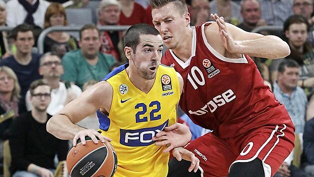 Daniel Theis (r.), der hier Taylor Rochestie nicht stoppen kann, war mit 13 Punkten und sechs Rebounds noch einer der besseren Bamberger. Foto: sportpress