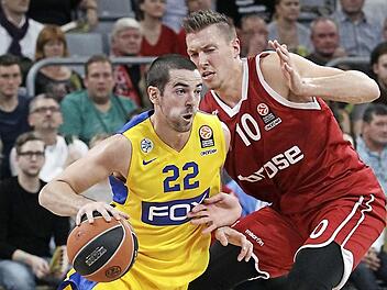 Daniel Theis (r.), der hier Taylor Rochestie nicht stoppen kann, war mit 13 Punkten und sechs Rebounds noch einer der besseren Bamberger. Foto: sportpress