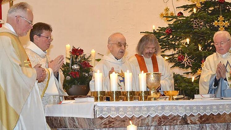 Pater Ernst Schönhammer feierte sein 50. Priesterjubiläum in der Herz-Jesu-Kirche seiner Heimatgemeinde Pressig. Das Bild zeigt (von links): Monsignore Norbert Blome, Diakon Alfred Trebes, Jubilar Pater Ernst Schönhammer, Pfarradministrator Pater Helmut Haagen und Pater Gerhard Löffler.  Foto: Karl-Heinz Hofmann