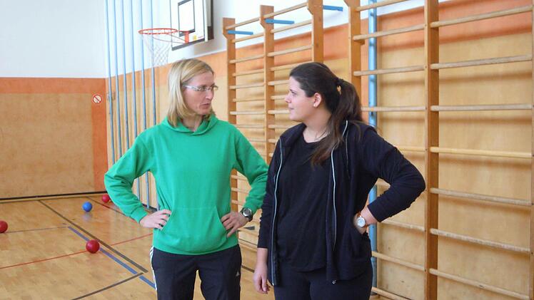 Elke Hausmann (links) und Daniela Förg bei der Vorbesprechnung. Foto: Julia Raab