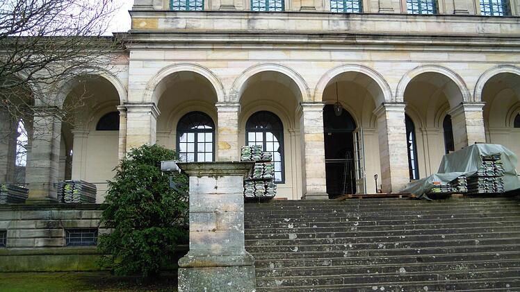Auf der Hinterseite des Kursaalgebäudes, am Eingang zum Lola Montez-Saal, schreiten die Bauarbeiten voran. Foto: Julia Raab