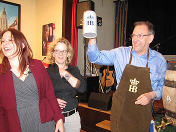 Thomas Nowak präsentiert das erste Bier, mit ihm freuen sich die Bundestagskandidatin Doris Aschenbrenner (links) und SPD-Generalsekretärin Natascha Kohnen (Mitte). Foto: Martin Koch