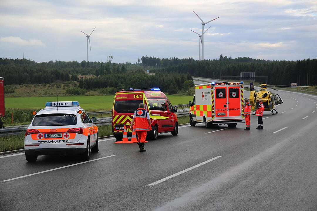 Schwerer Unfall auf der A9: Auto gerät auf nasser Straße ins Schleudern – Gaffer filmen