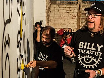 Der New Yorker Pop-Art-Künstler Billy The Artist lockte gemeinsam mit Alex dem pinselnden Sprayer zahlreiche Besucher in die alte Pakethalle in Coburg. Foto: Jochen Berger